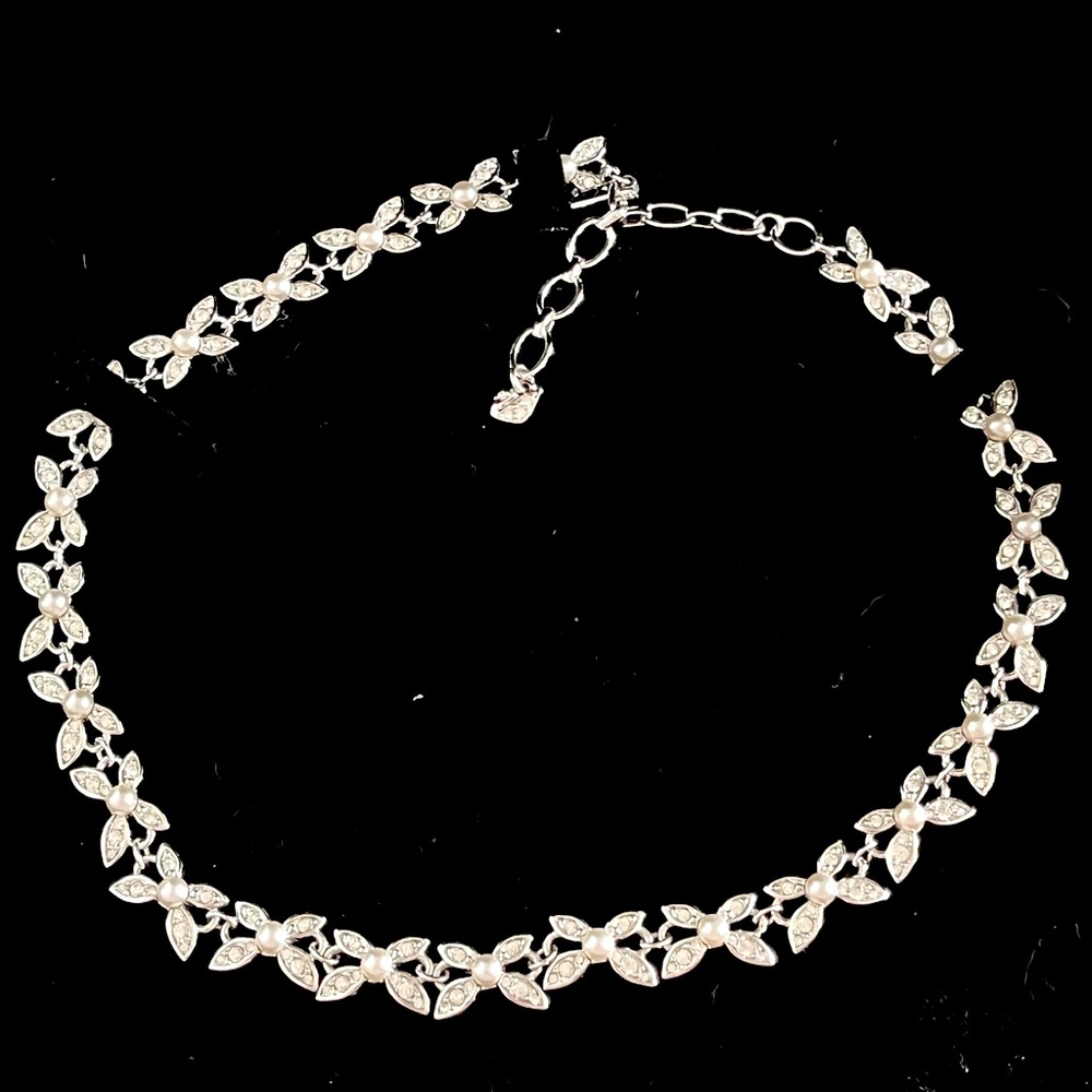 Elegant rhodium plated Leaf Swarovski Necklace and earrings